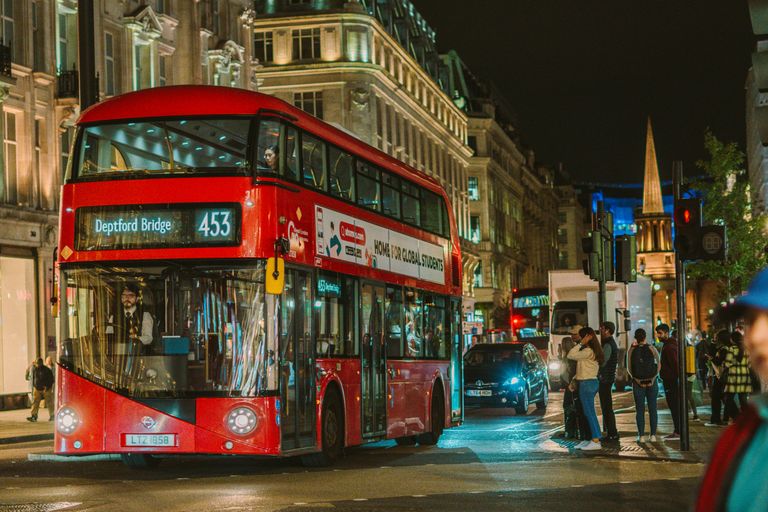 Klasyczny czerwony autobus na Oxfordzie w Londynie