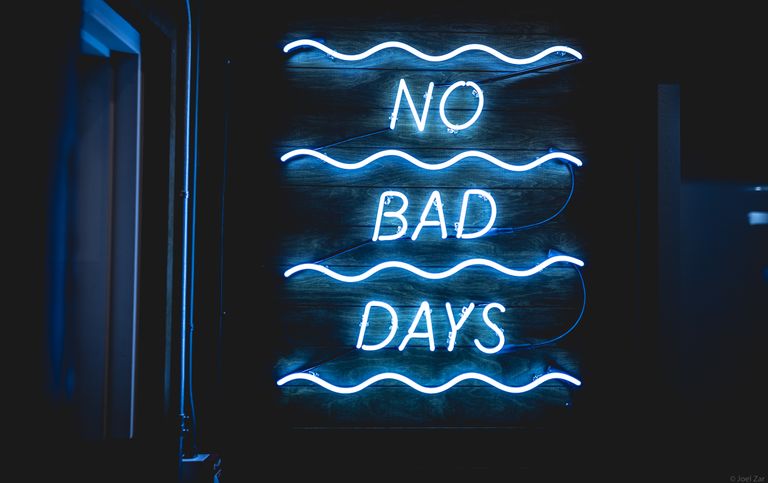 Świecący neon z napisem 'No Bad Days' na ciemnym tle