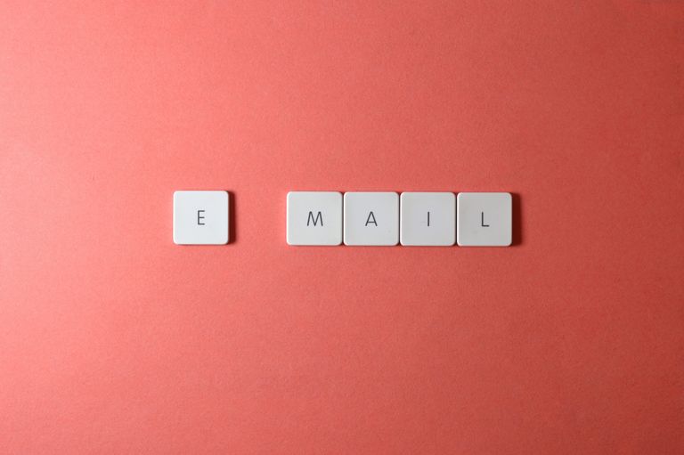 słowo e-mail ułożone z klawiszy klawiatury komputera
