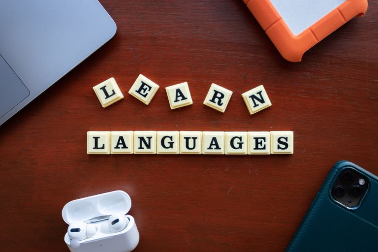 słowo ułożone z elementów scrable na biurku