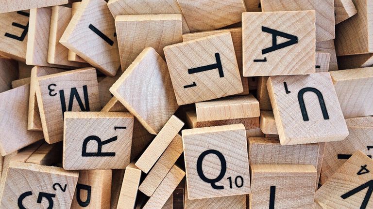 Wiele liter z gry Scrabble i zbliżenie na nie